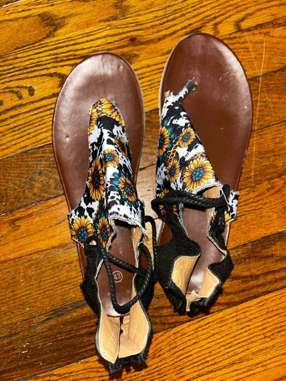 Womens Sunflower Floral T-Strap Sandals - Black/Brown
